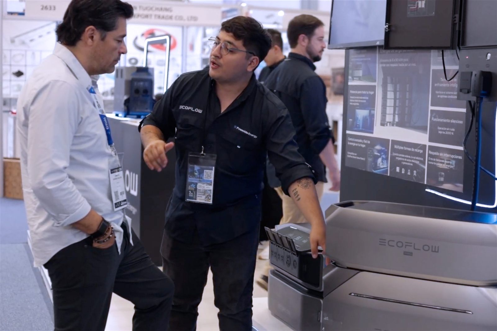Asesor de PowerMe mostrando el sistema EcoFlow DELTA Pro Ultra en Expo Ferretera de México