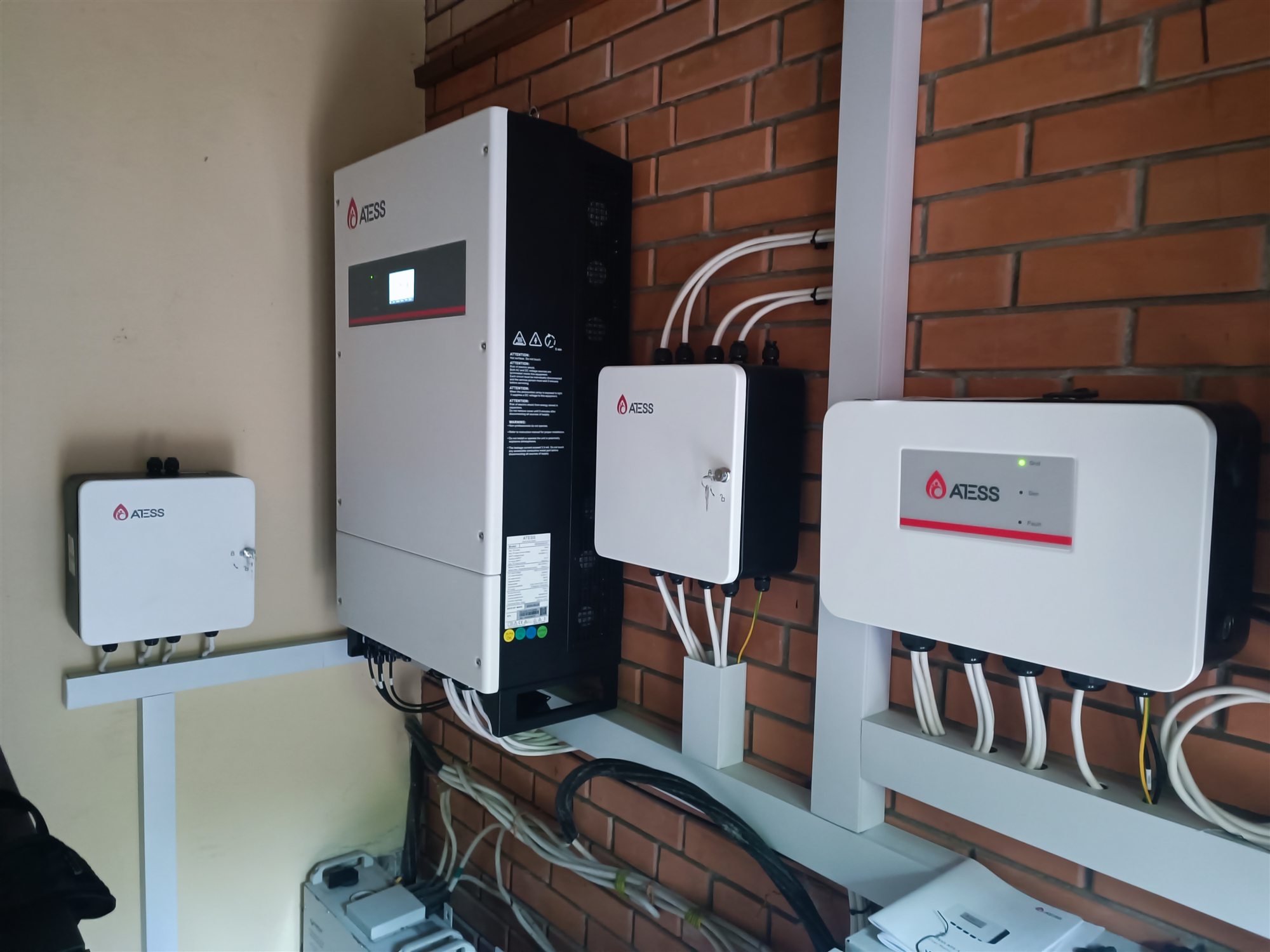Instalación de inversores y equipos ATESS montados en una pared