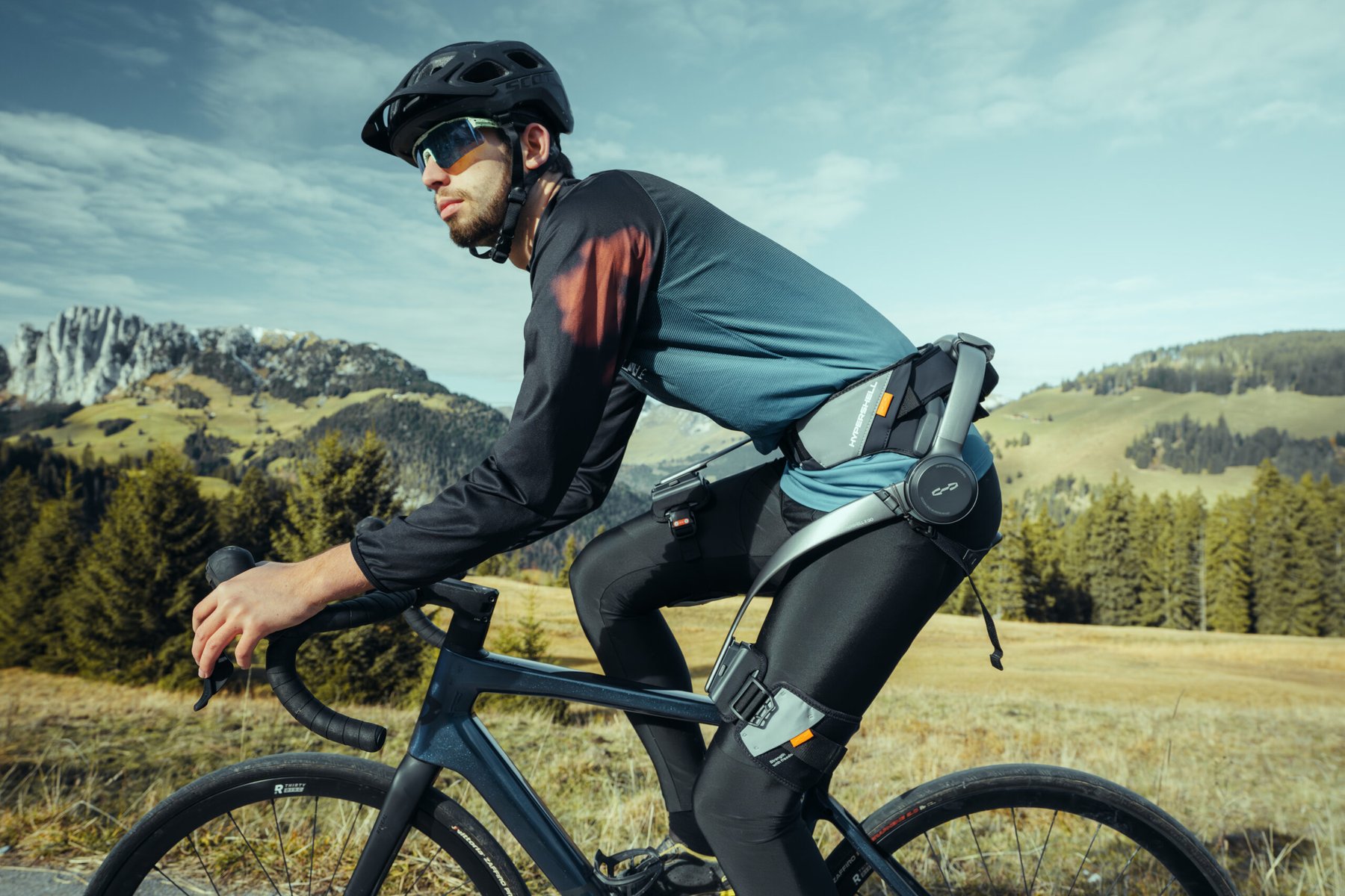 Ciclista con un exoesqueleto Hypershell X en la montaña